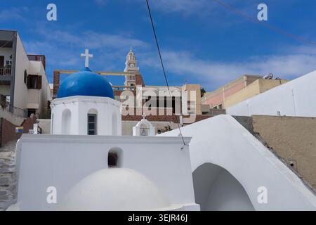 Fira, Santorini, Griechenland - 6. Oktober 2025 - kleine blaue Kuppelkirche in Santorin, Griechenland. Stockfoto