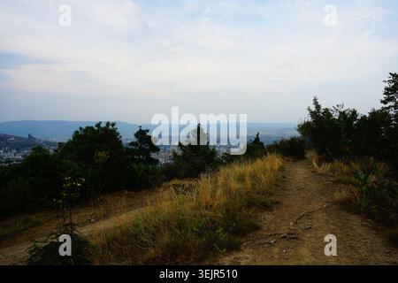 Tiflis, Georgien: Panorama von Tiflis auf dem Weg vom Turtelsee zum Swanturm Stockfoto
