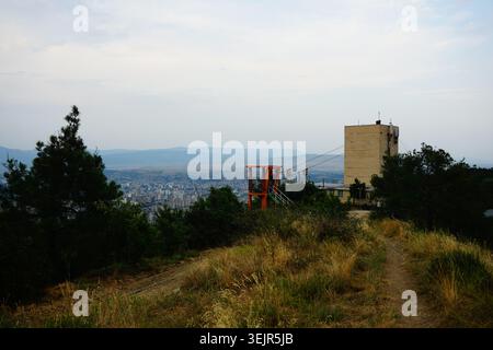 Tiflis, Georgien: Panorama von Tiflis mit Seilbahnstation Turtle Lake als Vordergrundstück auf dem Weg vom Turtle Lake zum Svan Tower Stockfoto
