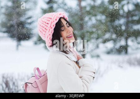 Schöne junge Frau mit Merinowolle Pastellfarben Hut Morgen draußen. Hautpflege, Lippenpflege, Pflege der Wimpern im Stockfoto