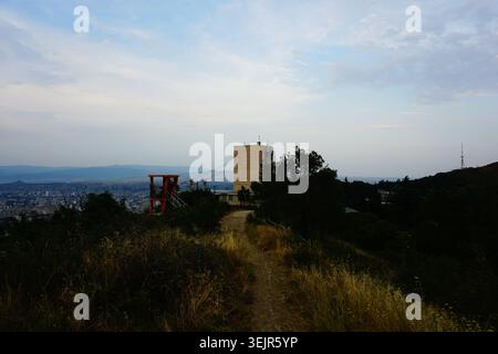 Tiflis, Georgien: Panorama von Tiflis mit Seilbahnstation Turtle Lake als Vordergrundstück auf dem Weg vom Turtle Lake zum Svan Tower Stockfoto