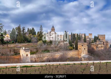 Blick auf die Festung Alhambra von den Gärten des Generalife in Granada, Spanien. Maurische Architektur unter bewölktem Himmel am Tag Stockfoto
