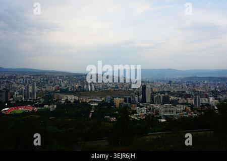 Tiflis, Georgien: Panorama von Tiflis auf dem Weg vom Turtelsee zum Swanturm Stockfoto
