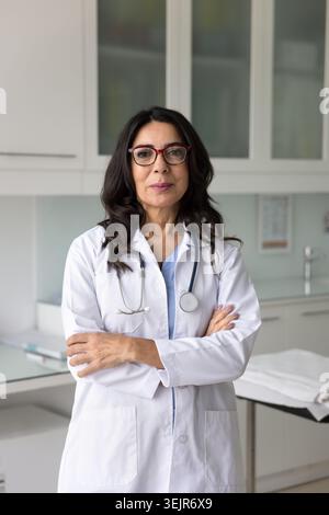 Selbstbewusste Oberärztin posiert für medizinisches Berufsportrait Stockfoto