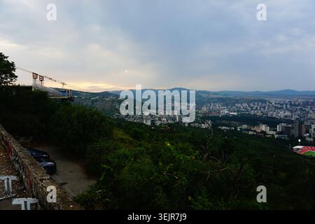 Tiflis, Georgien: Panorama von Tiflis auf dem Weg vom Turtelsee zum Swanturm Stockfoto