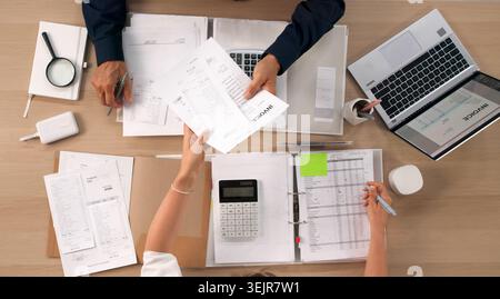 Business Advisor Prüft Rechnungen Und Macht Notizen Während Wichtiger Besprechungen. Stockfoto
