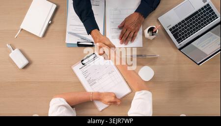 Recruiter Und Kandidat Teilen Sich Nach Erfolgreichem Vorstellungsgespräch Handshake. Stockfoto