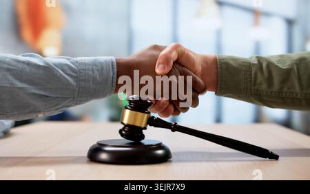 Zwei Männer Schütteln Die Hände, Um Die Vereinbarung Nach Wichtigen Juristischen Gesprächen Fest Zu Versiegeln. Stockfoto