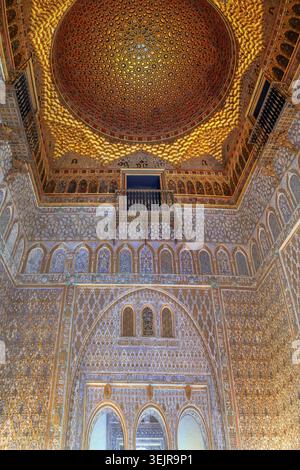 Verzierte Mudéjar-Decke und geschnitzte Wand im Königlichen Alcazar von Sevilla Spanien. Antike islamische geometrische Muster in Stein Stockfoto