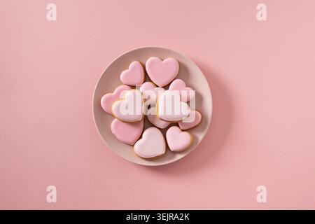 Zum Valentinstag rosa glasierte Plätzchen in Herzform. Stockfoto