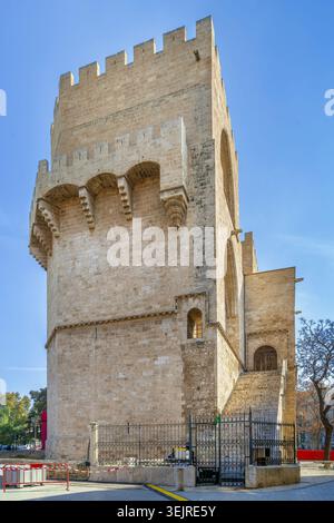 Seitenansicht der Serranos Towers in Valencia, Spanien, gotische Architektur. Mittelalterliches Stadttor aus Stein und Verteidigungsmauern, keine Leute Stockfoto