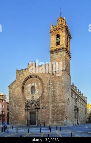 Hauptfassade und Portal der Kirche Santos Juanes in Valencia, Spanien. Vorderansicht, klarer blauer Himmel, helles Tageslicht Stockfoto