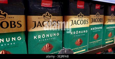 Jacobs Coffee ist eine weltweit bekannte Marke mit Ursprung in Deutschland, die derzeit im Besitz des Unternehmens JDE Peet's (Jacobs Douwe Egberts) ist. Stockfoto