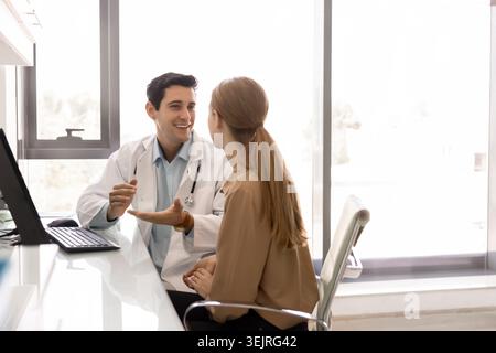 Arztpraxis diskutiert Patientensymptome während ärztlicher Sprechstunde in der Klinik Stockfoto