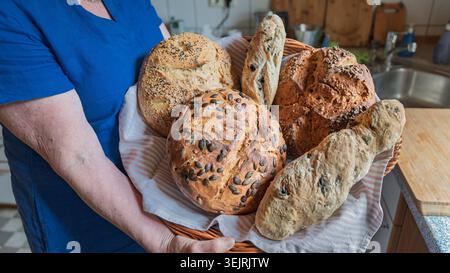 Hamburg, Deutschland. 31. Mai 2026. Eine Frau zeigt selbstgebackenes Brot in ihrer Küche. Quelle: Markus Scholz/dpa/Alamy Live News Stockfoto
