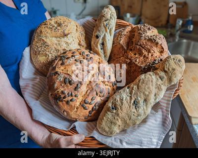 Hamburg, Deutschland. 31. Mai 2026. Eine Frau zeigt selbstgebackenes Brot in ihrer Küche. Quelle: Markus Scholz/dpa/Alamy Live News Stockfoto