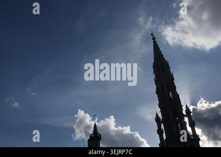 Brüssel belgien am Grand Place. Silhouettenturm des Rathauses (Hôtel de Ville / Stadhuis) – das hohe gotische Gebäude Stockfoto