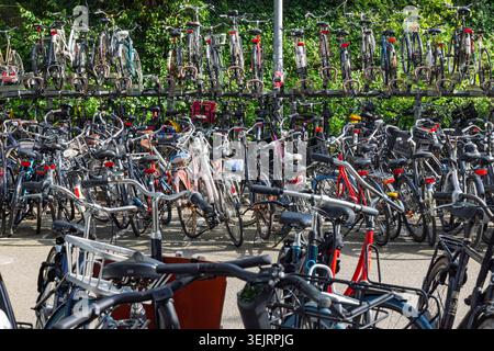 Amsterdam, Niederlande, 23. Mai 2026. Tausende traditioneller niederländischer Stadtfahrräder parkten dicht auf einem zweistöckigen Lagerregal in Amsterdam Stockfoto