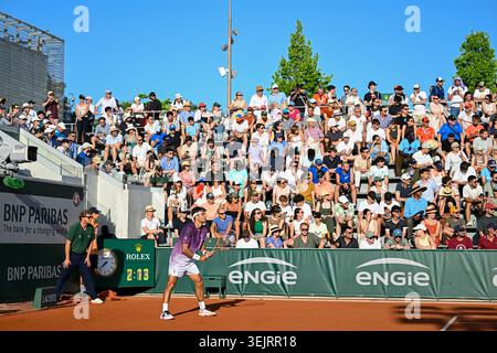 Atmosphäre allgemeine Ansicht Übersicht Atmosphäre oder Ambiente Ambiente Ambiente Illustration mit der Öffentlichkeit oder Fans Zuschauer Menschen auf Platz 14 während des French Open Grand Slam Tennis Turniers am 25. Mai 2026 im Roland Garros Stadion in Paris, Frankreich. Foto Victor Joly / DPPI Stockfoto
