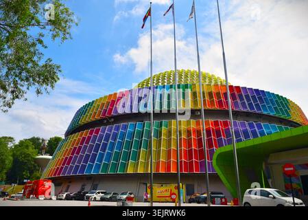 Die ikonische regenbogenfarbene Kuppel des Pusat Sains Negara (National Science Centre) steht hell vor einem klaren Himmel in Kuala Lumpur, Malaysia. Stockfoto