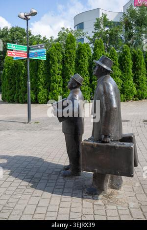 Torun, Polen – 27. Juni 2020: Statue von Kargul und Pawlak, zu Ehren ikonischer Filmfiguren aus der klassischen polnischen Komödie „Sami Swoi“. Stockfoto