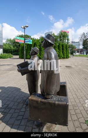 Torun, Polen – 27. Juni 2020: Statue von Kargul und Pawlak, zu Ehren ikonischer Filmfiguren aus der klassischen polnischen Komödie „Sami Swoi“. Stockfoto