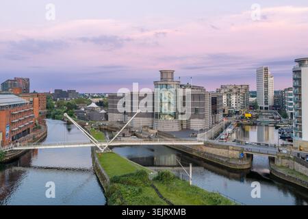 Royal Armouries Museum, Leeds Dock, West Yorkshire, England. Historische Sammlung von Waffen und Rüstungen in einem modernen Ufermuseum. Stockfoto