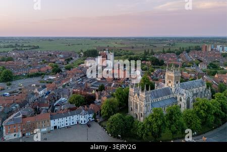 Selby, North Yorkshire, England. Luftaufnahme der historischen Marktstadt mit der Selby Abbey, die das Stadtzentrum dominiert. Stockfoto