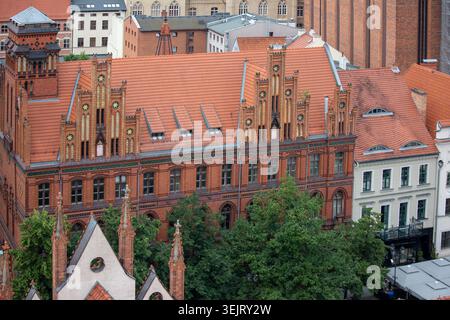 Torun, Polen - 27. Juni 2020: Luftaufnahme des neogotischen Hauptpostamtes aus dem 19. Jahrhundert auf dem Marktplatz der Altstadt ( Rynek Staromiejski) Stockfoto