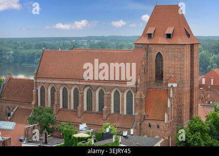 Torun, Polen - 27. Juni 2020: Blick aus der Luft auf die Stadt von der Spitze des Rathausturms der gotischen Kathedrale Torun aus rotem Backstein aus dem 13. Jahrhundert Stockfoto