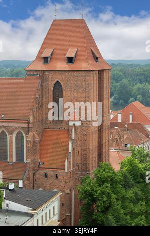 Torun, Polen - 27. Juni 2020: Blick aus der Luft auf die Stadt von der Spitze des Rathausturms der gotischen Kathedrale Torun aus rotem Backstein aus dem 13. Jahrhundert Stockfoto