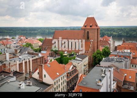 Torun, Polen - 27. Juni 2020: Blick aus der Luft auf die Stadt von der Spitze des Rathausturms der gotischen Kathedrale Torun aus rotem Backstein aus dem 13. Jahrhundert Stockfoto