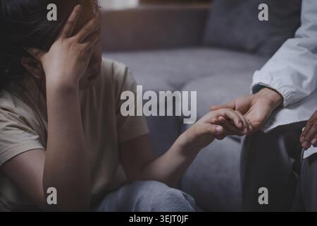 Betreuung von Patienten mit Depressionen. Therapeutin hält Hand der Frau Patient Nahaufnahme psychische Gesundheit Unterstützung Empathie Therapie Hintergrund Kopie Spa Stockfoto