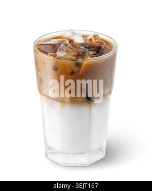 Eiskaffee in transparentem Glas mit Kondensation isoliert auf weißem Hintergrund. Datei enthält Beschneidungspfad Stockfoto
