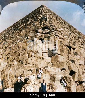 'Blick auf die nordöstliche Ecke der Großen Pyramide, Ägypten', 1905. Stereoskopische Karte. Details. Aus einer Serie mit dem Titel Ägypten durch das Stereoskop, Text von James H Breasted. (Farbiger Schwarzweiß-Druck). Stockfoto