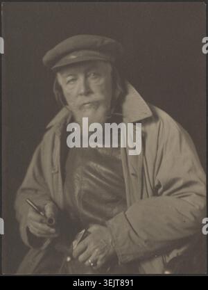 Bärtiger Mann mit Kappe und Pfeife (wahrscheinlich ein alter Seekapitän), 1920-1930. Zusätzliche Info: Halblanges Porträt eines alten Mannes, der in einem leichten Dreiviertelwinkel nach links gedreht ist. Er blickt nach links. Er trägt eine Mütze und eine wasserdichte Jacke. Er hält eine Pfeife an der rechten Hand und Tabak an der linken. Stockfoto