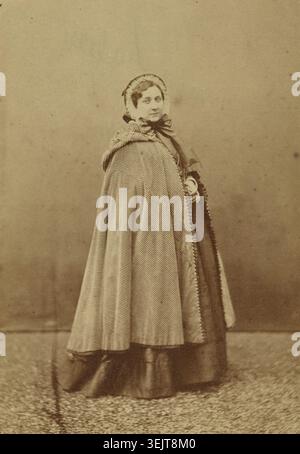 Susanne Lagier, vaudevilliste, 1860-1861. Porträt der Schauspielerin und Sängerin Susanne Lagier, die im Profil steht, mit dem Kopf zur Kamera gerichtet. Sie trägt eine Motorhaube und einen Kapuzenmantel und hält ihre Hände vor ihre Taille. Stockfoto