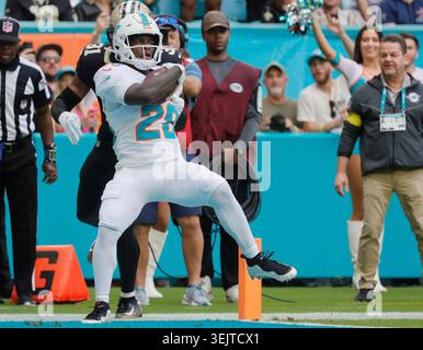 Miami Dolphins Running Back de'von Achane überquert die Torlinie für einen Touchdown gegen die New Orleans Saints im Hard Rock Stadium in Miami Gardens, Florida am 30. November 2025. Das Ergebnis kam während des Spiels der National Football League (NFL) zwischen den beiden Teams im Heimspielort der Dolphins. (Foto: Joe Cavaretta/South Florida Sun-Sentinel/TNS/SIPA USA) Stockfoto