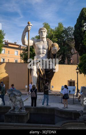 Die Rekonstruktion des Kolosses von Konstantin im Garten der Villa Caffarelli in Rom. Rom, Italien - 24. Mai 2026: Besucher und Touristen bewundern die beeindruckende lebensgroße Rekonstruktion der kolossalen Statue von Kaiser Konstantin I., die etwa 13 Meter hoch und im Garten der Villa Caffarelli in den Kapitolinischen Museen ausgestellt ist. Rom RM Italien Copyright: XGennaroxLeonardix Stockfoto
