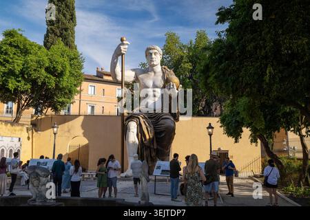 Die Rekonstruktion des Kolosses von Konstantin im Garten der Villa Caffarelli in Rom. Rom, Italien - 24. Mai 2026: Besucher und Touristen bewundern die beeindruckende lebensgroße Rekonstruktion der kolossalen Statue von Kaiser Konstantin I., die etwa 13 Meter hoch und im Garten der Villa Caffarelli in den Kapitolinischen Museen ausgestellt ist. Rom RM Italien Copyright: XGennaroxLeonardix Stockfoto