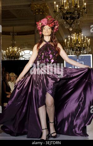 Cannes, Frankreich. Mai 2026. Während der Fashion Show der Asian & European Fashion Show in Paris am 17. Mai 2026 im Carlton spaziert ein Model auf dem Laufsteg Stockfoto