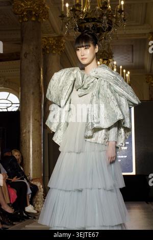 Cannes, Frankreich. Mai 2026. Während der Fashion Show der Asian & European Fashion Show in Paris am 17. Mai 2026 im Carlton spaziert ein Model auf dem Laufsteg Stockfoto