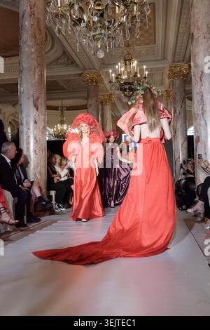 Cannes, Frankreich. Mai 2026. Models laufen während der Fashion Show der Asian & European Fashion Show in Paris am 17. Mai 2026 im Carlton auf dem Laufsteg Stockfoto