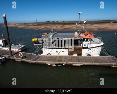 Ein modernes Fischerboot an der Küste, das im Hafen von Wells in Norfolk, Großbritannien, vor Anker liegt Stockfoto