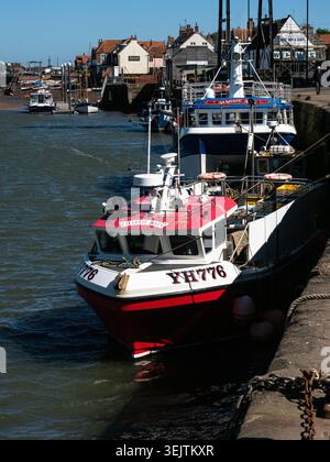 Ein modernes Fischerboot an der Küste, das im Hafen von Wells in Norfolk, Großbritannien, vor Anker liegt Stockfoto