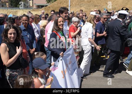FLORENZ, ITALIEN - 30. MAI 2026: Bürgermeisterin Sara Funaro während der offiziellen Eröffnungszeremonie und der Einweihung der neuen Brücke über den Fluss Arno, offiziell „Ponte Nencioni“ genannt. Die Hauptinfrastruktur verbindet die Stadtteile Gavinana und Bellariva. Eine Menschenmenge von Bürgern, Journalisten und lokalen Behörden versammelte sich zu dem historischen Stadtereignis. Stockfoto