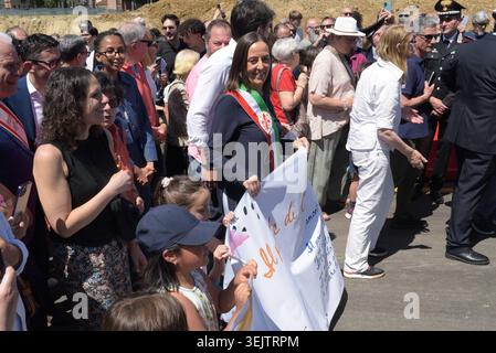 FLORENZ, ITALIEN - 30. MAI 2026: Bürgermeisterin Sara Funaro während der offiziellen Eröffnungszeremonie und der Einweihung der neuen Brücke über den Fluss Arno, offiziell „Ponte Nencioni“ genannt. Die Hauptinfrastruktur verbindet die Stadtteile Gavinana und Bellariva. Eine Menschenmenge von Bürgern, Journalisten und lokalen Behörden versammelte sich zu dem historischen Stadtereignis. Stockfoto