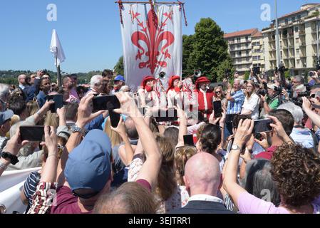 FLORENZ, ITALIEN - 30. MAI 2026: Bürgermeisterin Sara Funaro während der offiziellen Eröffnungszeremonie und der Einweihung der neuen Brücke über den Fluss Arno, offiziell „Ponte Nencioni“ genannt. Die Hauptinfrastruktur verbindet die Stadtteile Gavinana und Bellariva. Eine Menschenmenge von Bürgern, Journalisten und lokalen Behörden versammelte sich zu dem historischen Stadtereignis. Stockfoto