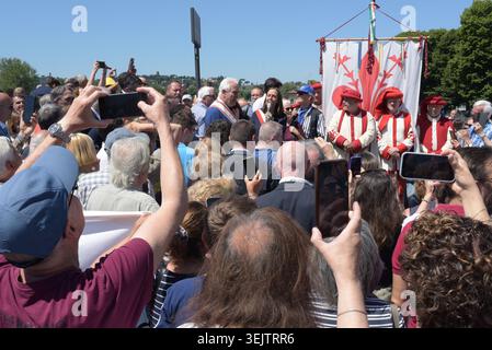 FLORENZ, ITALIEN - 30. MAI 2026: Bürgermeisterin Sara Funaro während der offiziellen Eröffnungszeremonie und der Einweihung der neuen Brücke über den Fluss Arno, offiziell „Ponte Nencioni“ genannt. Die Hauptinfrastruktur verbindet die Stadtteile Gavinana und Bellariva. Eine Menschenmenge von Bürgern, Journalisten und lokalen Behörden versammelte sich zu dem historischen Stadtereignis. Stockfoto