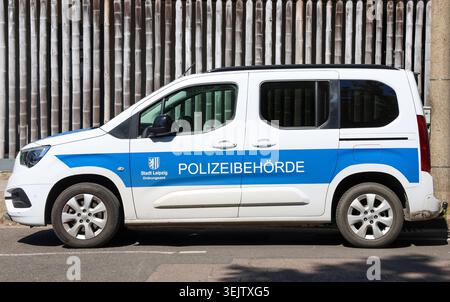 Leipzig, Deutschland - 22. Mai 2026: Deutsches Polizeifahrzeug des Leipziger Ordnungsamtes parkte auf einer Stadtstraße Stockfoto